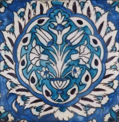 Quadratische Fliese mit einer Vase mit Blumen in einem Medaillon